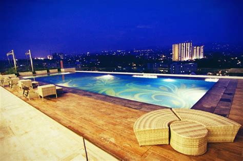 Raya legian no.121, hotel memiliki keunggulan karena terdapat kolam renang rooftop. 8 Hotel di Bandung dengan Kolam Renang Rooftop! - PaperKampung