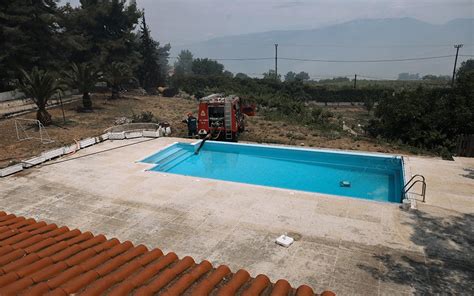 Την απόφαση να ενισχύσει τις δυνάμεις στον κουταλά κορινθίας πήρε η πυροσβεστική. Φωτιά στην Κορινθία: Η στιγμή που πυροσβεστικό όχημα ...