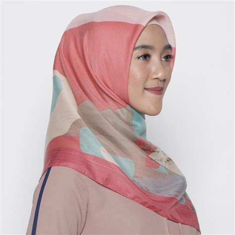 Pertama, kenakan ciput terlebih dahulu. Motif Jilbab Segi Empat Terbaru Zoya - Gambar Hijab