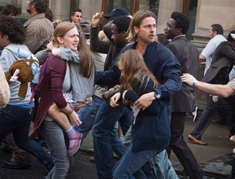 World war z, in other words, does not try to extend the boundaries of commercial entertainment but does what it can to find interesting ways to pass gerry lane (mr. Photo de Mireille Enos - World War Z : Photo Abigail ...
