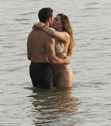 Apr 07, 2020 · jeremy parisi is the other half of former glamour model kelly brook. Kelly Brook enjoys VERY steamy PDA session with beau ...