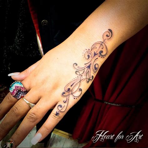 A henna tattoo is a type of a tattoo that is usually temporary. tattoo 9i: pretty hand tattoo designs | Pretty hand ...