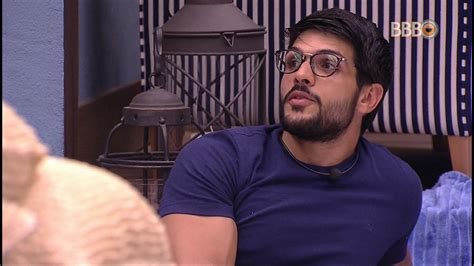 A decisão do ator foi comunicada aos brothers pelo big boss às 8h30 deste domingo (7). BBB 18: Diego, Caruso e Lucas estão no paredão; quem sai ...