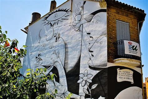 Painted in the wake of a 1937 fascist bombing, guernica has grown to stand for war atrocities experienced all over the world. Casa/mural en memoria de los republicanos | Guernica, Art ...