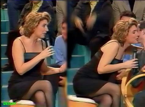 Pour financer ses études, elle fait en 1983 ses premiers pas à la télévision en tant que speakerine sur la chaîne régionale fr3 provence méditerranée à marseille (lors de son arrivée elle est présentée, avec d'autres jeunes femmes, par julien clerc). MARIE-ANGE NARDI / PRESENTATRICE - JOLIES STARS (avec ...