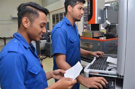 Sekumpulan pensyarah universiti malaysia perlis (unimap) tampil kreatif apabila menghasilkan inovasi studio lightboard dalam usaha memastikan pengajaran dan pembelajaran secara dalam talian lebih menarik dan berinteraktif. Fakulti Teknologi Kejuruteraan Pembuatan - FTKP