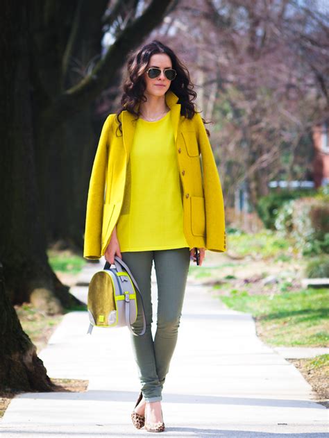 Combinar un pantalón blanco con colores pastel también es todo un éxito en verano; Charada : Cómo combinar el amarillo