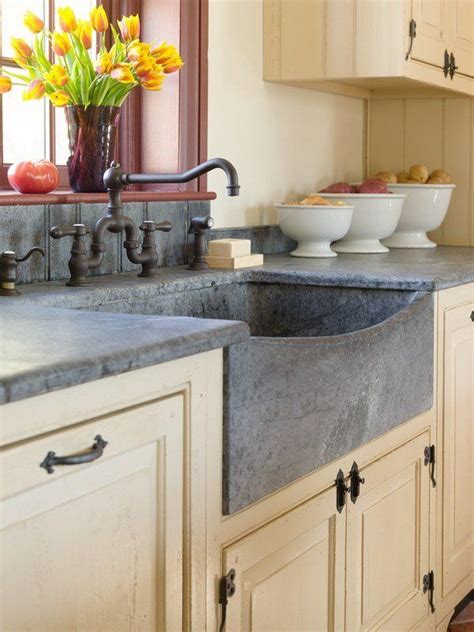 Da das spülbecken nicht bis ganz ans ende der arbeitsplatte reicht, können mischbatterie und spülenzubehör nach wunsch angeordnet und montiert werden. soapstone kitchen countertop soapstone apron sink kitchen design ideas | Farmhouse sink kitchen ...