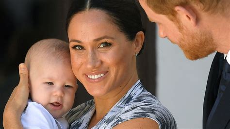 Nun schlug die herzogin eine einladung der queen. Baby Archie muss wieder einmal auf Mama Herzogin Meghan ...