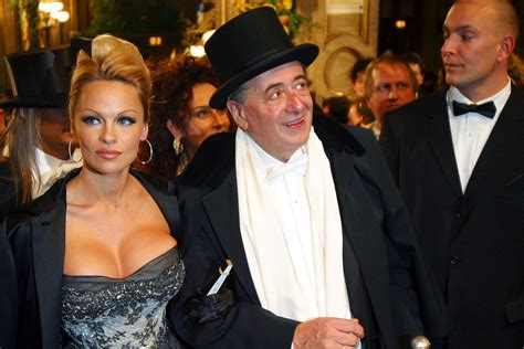 De momento, hemos de felicitarla porque este lunes, 9 de febrero, cumple sesenta y cinco años. Wiener Opernball 2020: Ornella Muti begleitet Richard ...