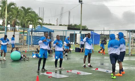 Delfín, de manta, y 9 de octubre, de guayaquil, se clasificaron este sábado para las semifinales de la supercopa ecuador, al imponerse al independiente del valle y el emelec, respectivamente. 9 de Octubre medirá a Emelec en la Supercopa Ecuador