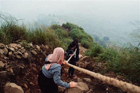 Cetusan terbaru mbah gunung klotok air embun. Gunung Batu Jonggol - Harga Tiket Masuk, Lokasi dan Foto Puncaknya - Sakerapedia