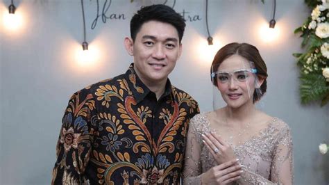 Pernikahan ifan seventeen dengan citra monica berlangsung khidmat di hotel pullman jakarta central park, tanggal 29 mei 2021 dihadiri oleh banyak kerabat. Ifan Seventeen Bahagia Usai Melamar Citra Monica