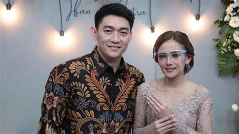 Dalam unggahan tersebut dilengkapi dengan keterangan ciyee seserahan ciyee #janjihatiifancitra. Ifan Seventeen Bahagia Usai Melamar Citra Monica