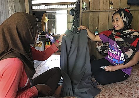 Kecoh di media sosial apabila seorang lelaki dikatakan berkahwin dengan gadis 11 tahun dipercayai di negara jiran. Kahwin dengan budak 11 tahun, Hukuman kerajaan Thailand ...