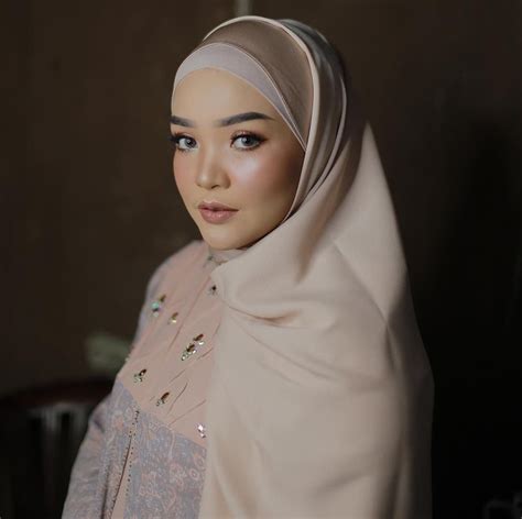 Gambar foto profil wa keren memiliki gambar keren dengan kualitas tinggi di memory hp merupakan kebanggaan tersendiri sebab gambar tersebut bisa dipergunakan sebagai wallpaper atau untuk foto dp profil whatsapp maupun facebook. Gambar Profil Kosong Wanita Hijab - status wa galau