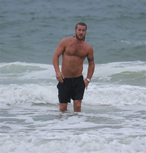 Paparazzo flagra gostosas do bbb nas praias. Ex-BBB Diego Alemão completa 36 anos e paga 'cofrinho' na praia - Quem | QUEM News