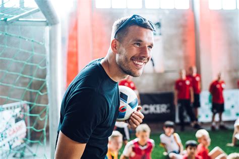 Damit hätte fußballstar lukas podolski wohl nicht gerechnet. Lukas Podolski: "Ich bin immer mit Herz dabei" - Köln ...