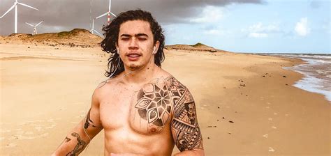 Brazilian youtube sensation whindersson nunes revisits his humble beginnings and much more in a series of playful stories and peculiar songs. Whindersson Nunes mostra resultado de transição capilar
