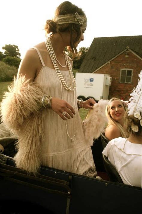 Le hair flip, la frange longue, le carré cranté. 1001+ idées en photo pour une tenue gatsby réussie | Robe ...