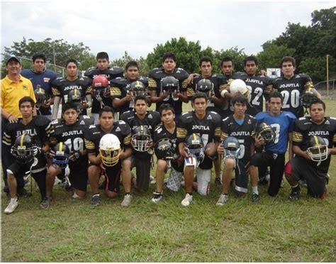 Gabo ama el fútbol, y se encuentra con la oportunidad de su vida al recibir una beca de estudios en el prestigioso instituto académico deportivo (iad) de buenos aires para jugar en los halcones dorados, el reconocido equipo amateur del colegio. Los Halcones Dorados 2 / Nico Cucaro Matias Y Gaston Son ...