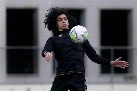 Hoje, aos 17, tem aparecido como titular na equipe de marcelo chamusca, mas ainda não mostrou o potencial exibido na base. Matheus Nascimento treina com sub-17 do Botafogo para ...