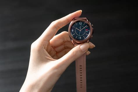 By kate kozuch 19 april 2021 the samsung galaxy watch 3 ($399) brings a rotating bezel, ecg monitoring and fall detection right to yo. 'Samsung Galaxy Watch 4 komt in 42mm en 46mm-varianten'