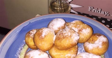 Masukan tepung terigu, soda kue, baking powder, ayak kemudian aduk. Cara Membuat Donat Isi Coklat Luarnya Dikasih Gula Tabur ...