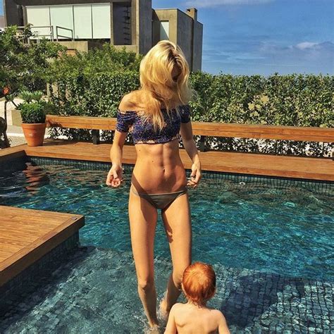 É casada com o fotógrafo fábio bartelt, com quem tem um filho, bento. Carol Trentini exibe gominhos em dia de piscina com o ...