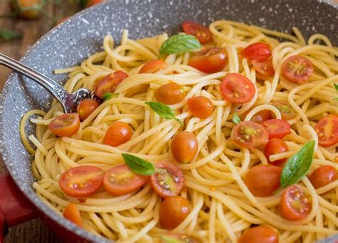 Cuocete gli spaghetti al dente e nel frattempo potete preparare il condimento: Spaghetti, Aglio, Olio e Peperoncino / Spaghetti with Oil and Garlic | Spaghetti recipes, Pasta ...