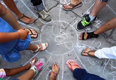 Los juegos de patio al aire libre tradicionales son divertidos, didácticos, sencillos de aprender y sobre todo muy populares entre los niños de 6 a 7 años. Instructivos De Juegos De Patio La Gallinita Ciega ...