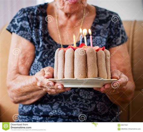Alte Frau Feiert Ihren Geburtstag Stockbild - Bild von ihren, feiert: 86077621