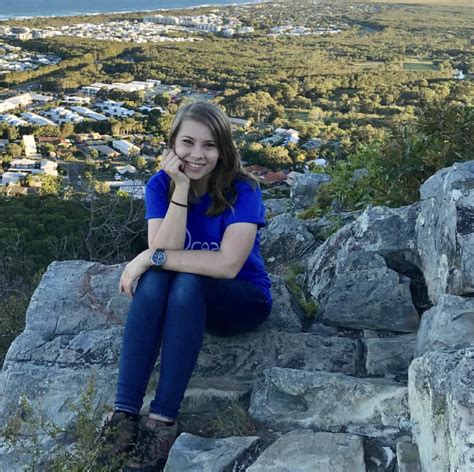 Bindi irwin with australia zoo's red panda, ravi (i.redd.it). Sunshine Coast, Queensland 20171213 Bindi Irwin Instagram ...