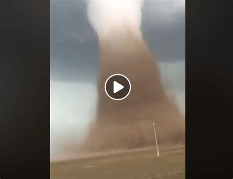 Ničivé tornádo, které ve čtvrtek večer a v noci na pátek zasáhlo jihomoravský kraj, si vyžádalo tři lidské oběti. Romania : tornado impressionante su Drajna - VIDEO