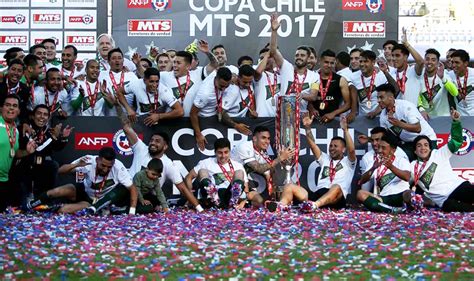 El capitán de los caturros, ezequiel luna recibió el trofeo que rinde. Santiago Wanderers derrotó a la "U" y es el nuevo campeón ...