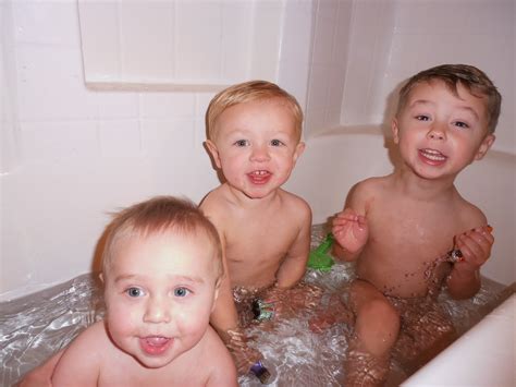 THE HUSZAR FAMILY: Boys just lovin bath time