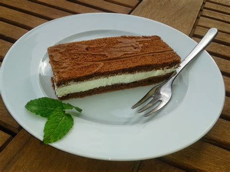 Nun steht der kindergeburtstag an und dafür habe ich jetzt eine xxl milchschnitte gebacken! Isa probiert...: Milchschnitten-Kuchen