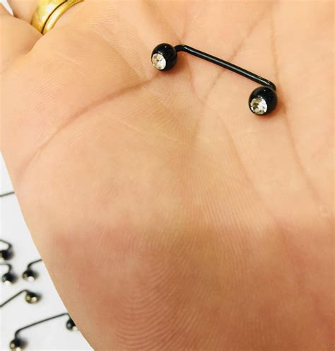 A surface piercing is a piercing where the entrance and exit holes are (usually) pierced through the same flat area of skin where there is minimal movement. Surface Piercing Para O Corpo Black 20mm - R$ 39,90 em ...