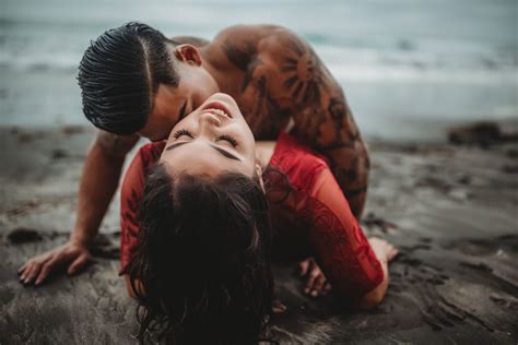 Looking for images that convey romance in a tasteful and original way? This Couple Met Right Before Taking These Sexy Beach ...