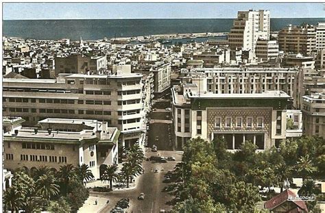 Derrière la douceur de la corniche et le blanc délavé de l'ancienne médina, il y a la bourse, le port, le tramway, les grands boulevards, les quartiers maârif, racine. Casablanca 1963 | Casablanca morocco, Casablanca, Paris ...