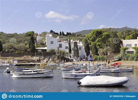 Das dalí museum hat üblicherweise lange wartezeiten, da nur eine bestimmte anzahl besucher pro zeitfenster zugelassen werden. Haus Von Salvador Dali In Cadaques In Katalonien ...