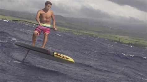 Accrocher un tableau au mur. La planche de surf qui vole au dessus de l'eau