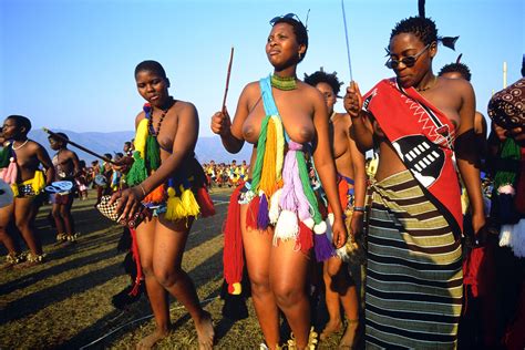 Suazilandia o esuatini, cuyo nombre oficial es reino de suazilandia o reino de esuatini (en suazi: Zulu girls attend Umhlanga, the annual Reed Dance festival ...