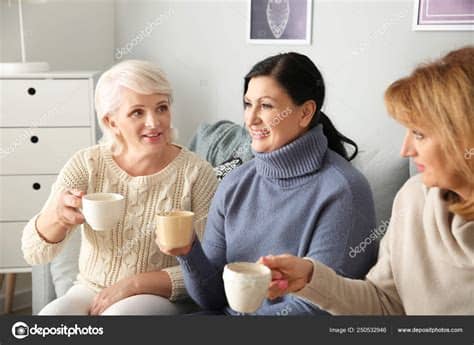 En casa cenamos a eso de las 9. Mujeres maduras hermosas tomando café en casa — Foto de ...