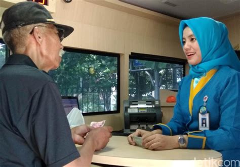 Woori saudara bank syariah bca syariah bjb syariah bni syariah bri syariah btn bukopin syariah dki syariah jatim syariah maybank syariah mega. Tukar Uang Siang-siang Bikin Adem, Lihat Teller Bank Cantik