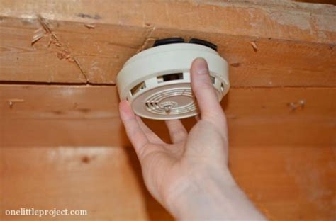 Here are quick and easy steps to change a smoke detector correctly. How to change the battery in a smoke detector