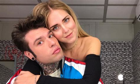 Chiara ferragni ha partorito il 19 marzo e lei e fedez hanno dato il benevenuto sui social al loro primo figlio, leone lucia con un tenero scatto di oggi mamma chiara ferragni è tornata con una nuova foto, stavolta del parto: Fedez e Chiara Ferragni: la foto in tuta e pantofole ha ...