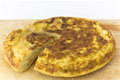 Cipolle una tazza di acqua un pizzico di sale 6 uova peperoncino erba cipollina 2 cucchiai circa di parmigiano grattuggiato. Frittata di cipolle - l'idea per preparare e cucinare la ...