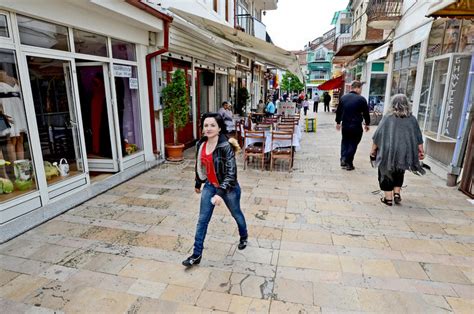 BITOLA, МАКЕДОНИЯ, старики 19-ое мая 2011 сидя на скамейке ...