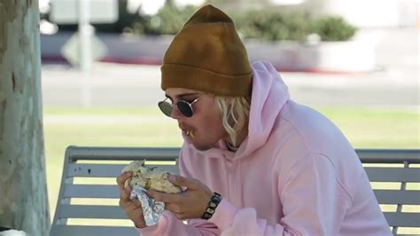 Acı kırmızı biber, tuz ve bitkisel yağ kullanılarak tamamen doğal hazırlanmıştır. Justin Bieber Viral Burrito Photo Revealed as FAKE Prank by YouTubers - YouTube